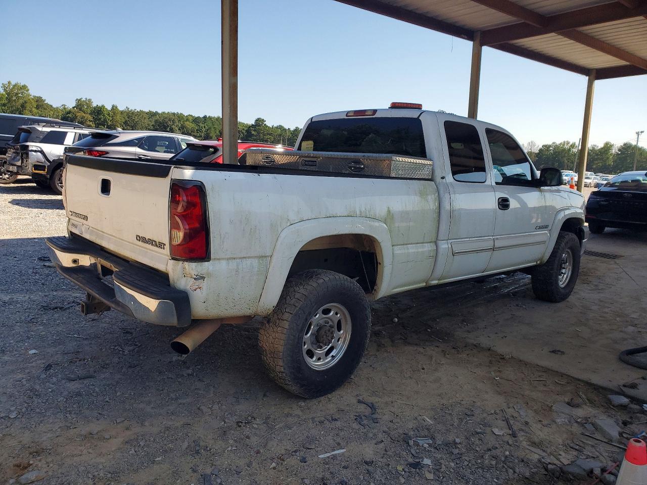 2004 Chevrolet Silverado C2500 Heavy Duty White vin: 1GCHC29U54E152134