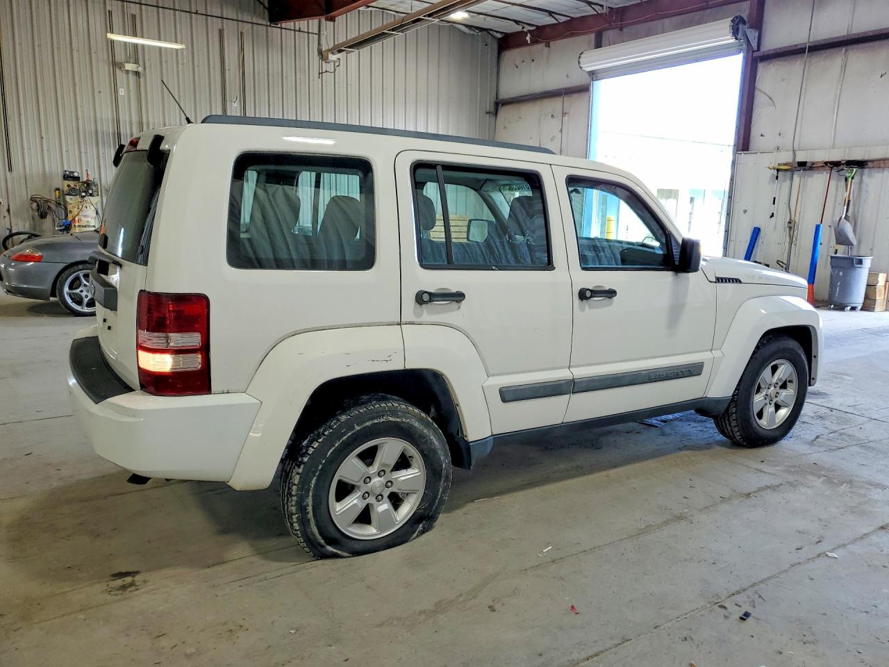 2010 Jeep Liberty Sport White vin: 1J4PN2GK8AW145394
