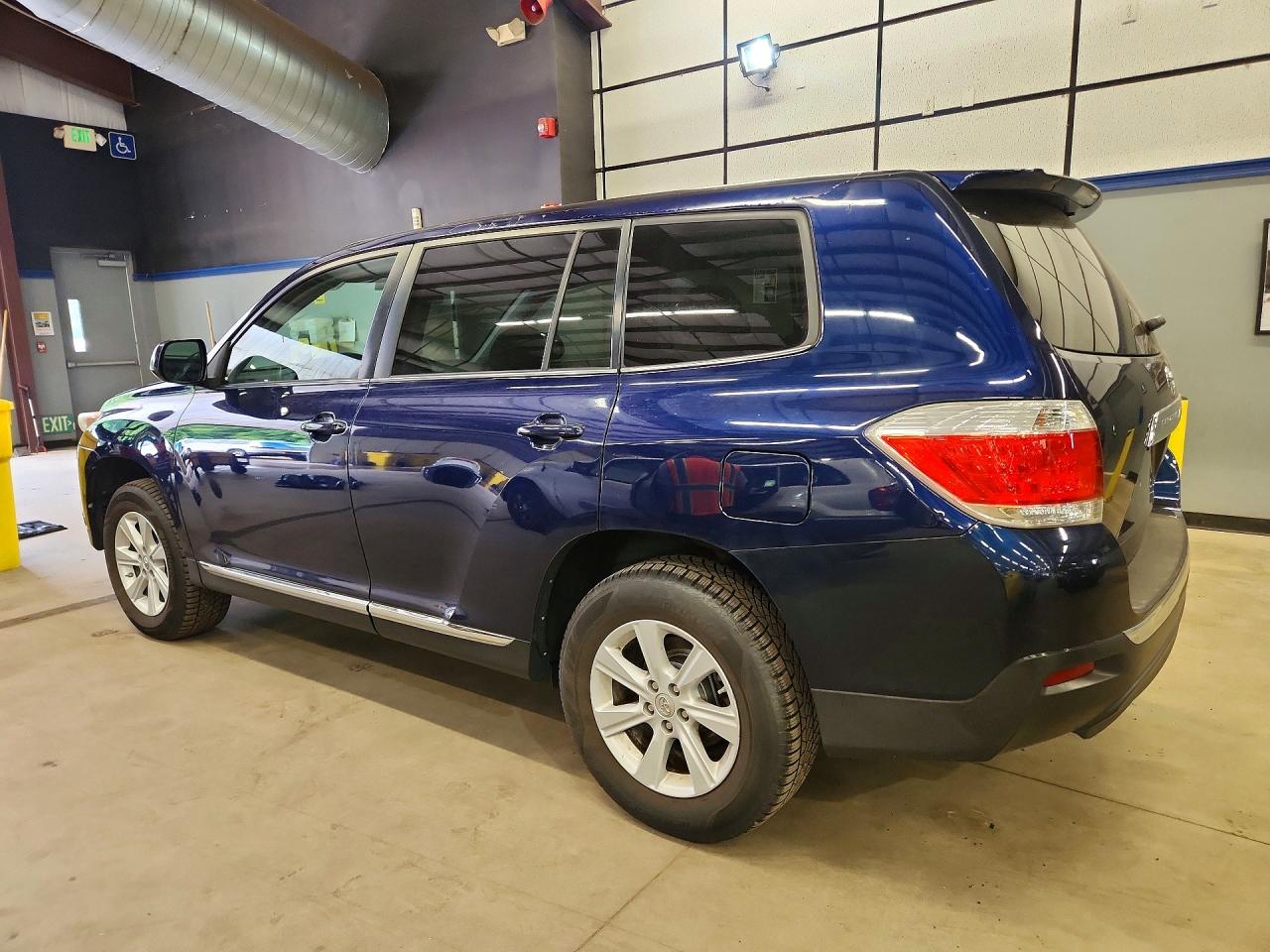 2013 Toyota Highlander Base Синий vin: 5TDBK3EH0DS215027