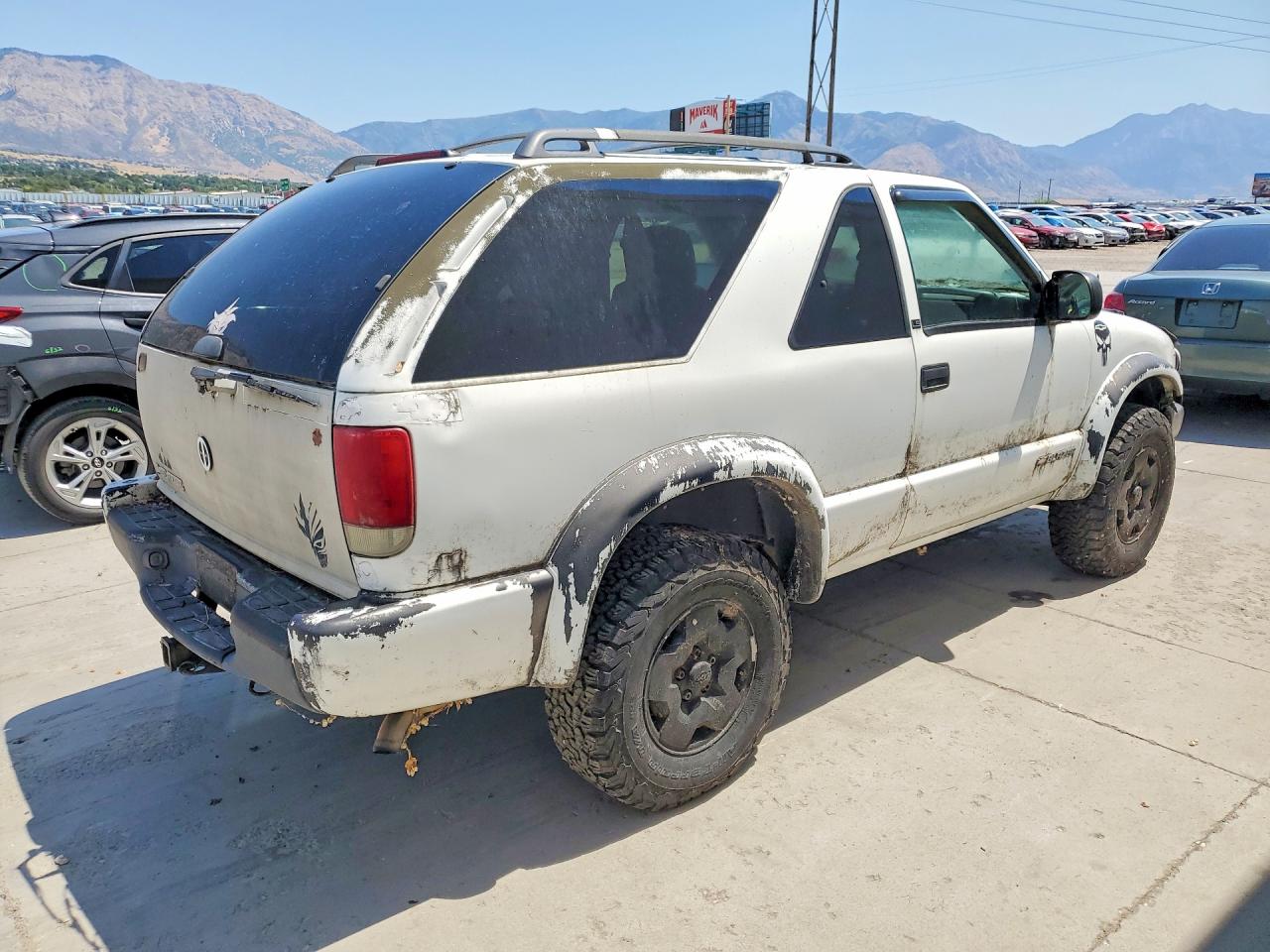 2001 Chevrolet Blazer White vin: 1GNCT18WX1K163836