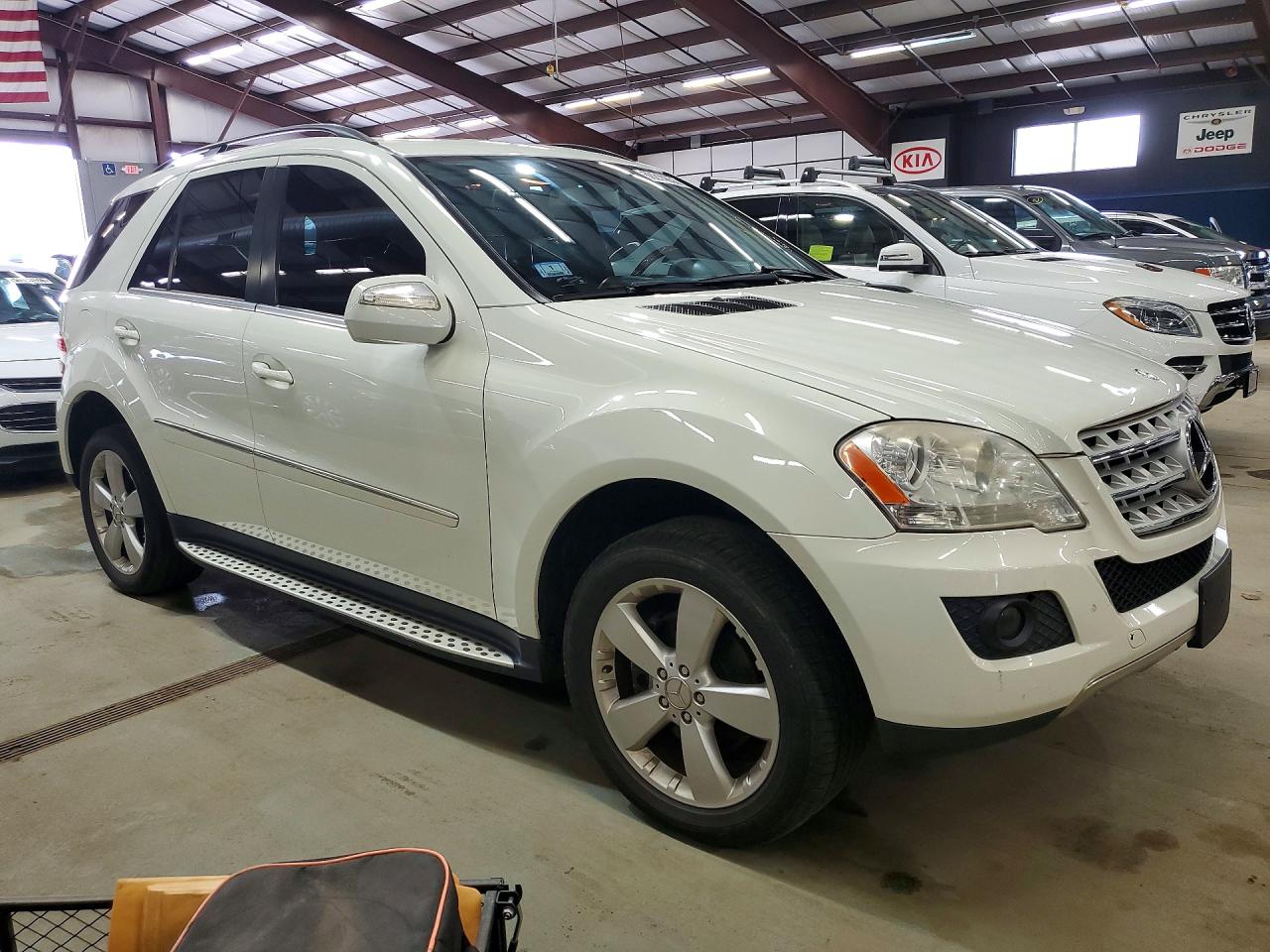2010 Mercedes Benz Ml White vin: 4JGBB8GB3AA536750