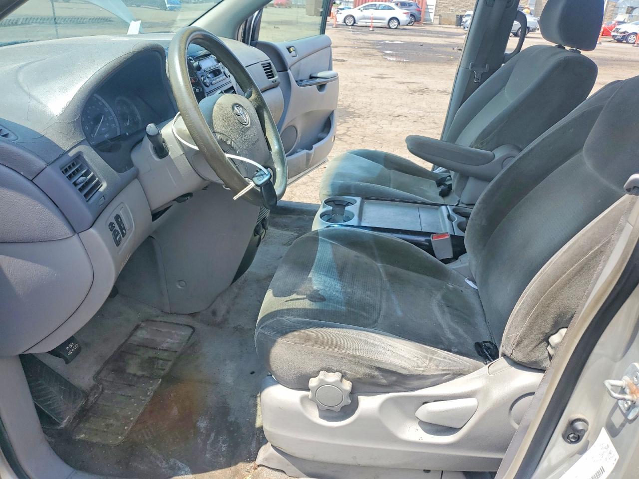 2004 Toyota Sienna Le 7 Passenger Silver vin: 5TDZA23C94S068550