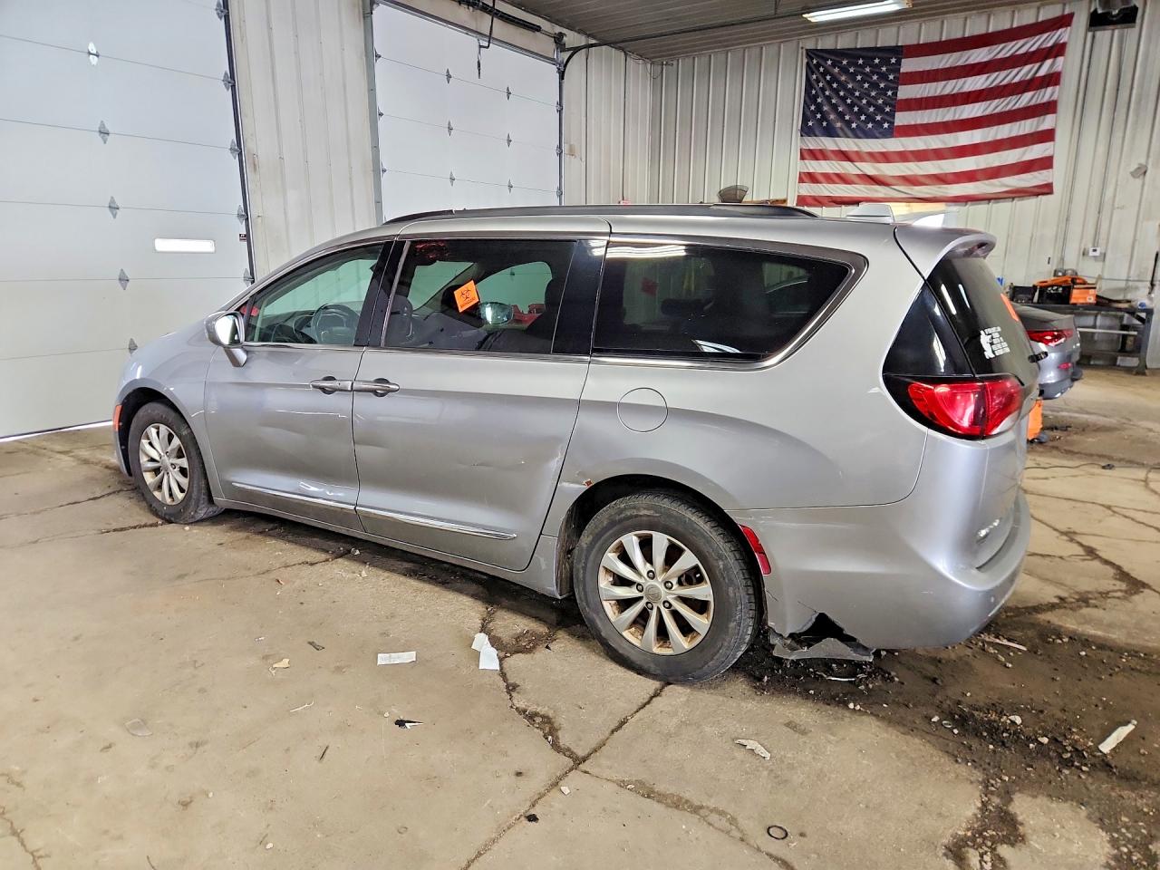 2017 Chrysler Pacifica Touring L Silver vin: 2C4RC1BG3HR539583