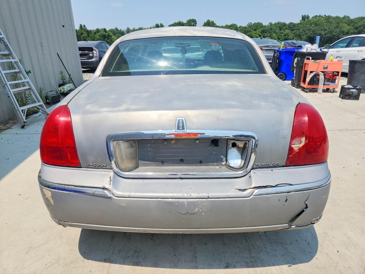 2009 Lincoln Town Car Signature Limited Серебряный vin: 2LNHM82V89X627618