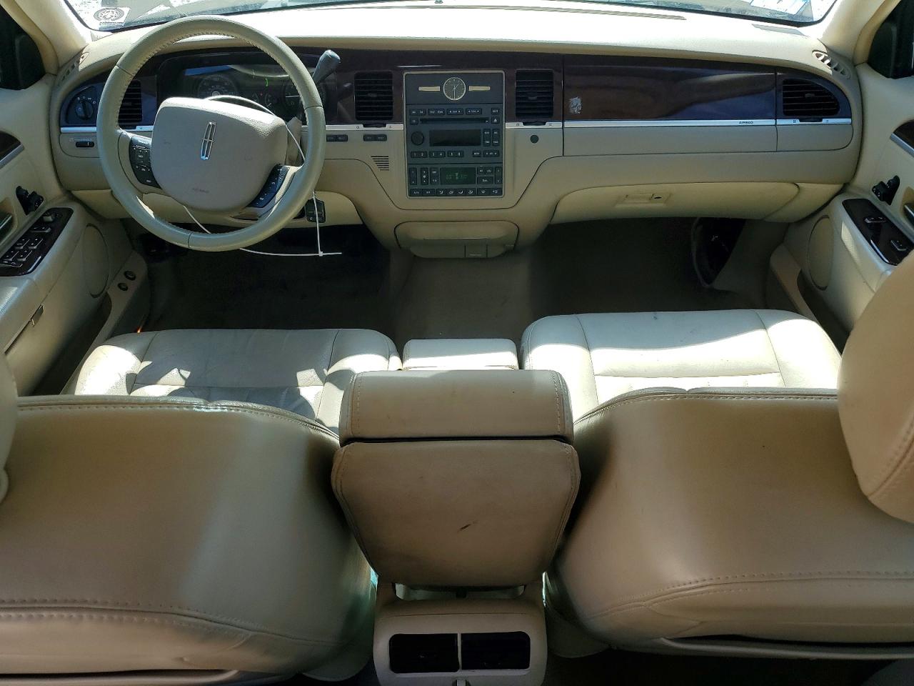 2007 Lincoln Town Car Signature Burgundy vin: 1LNHM81W07Y621139