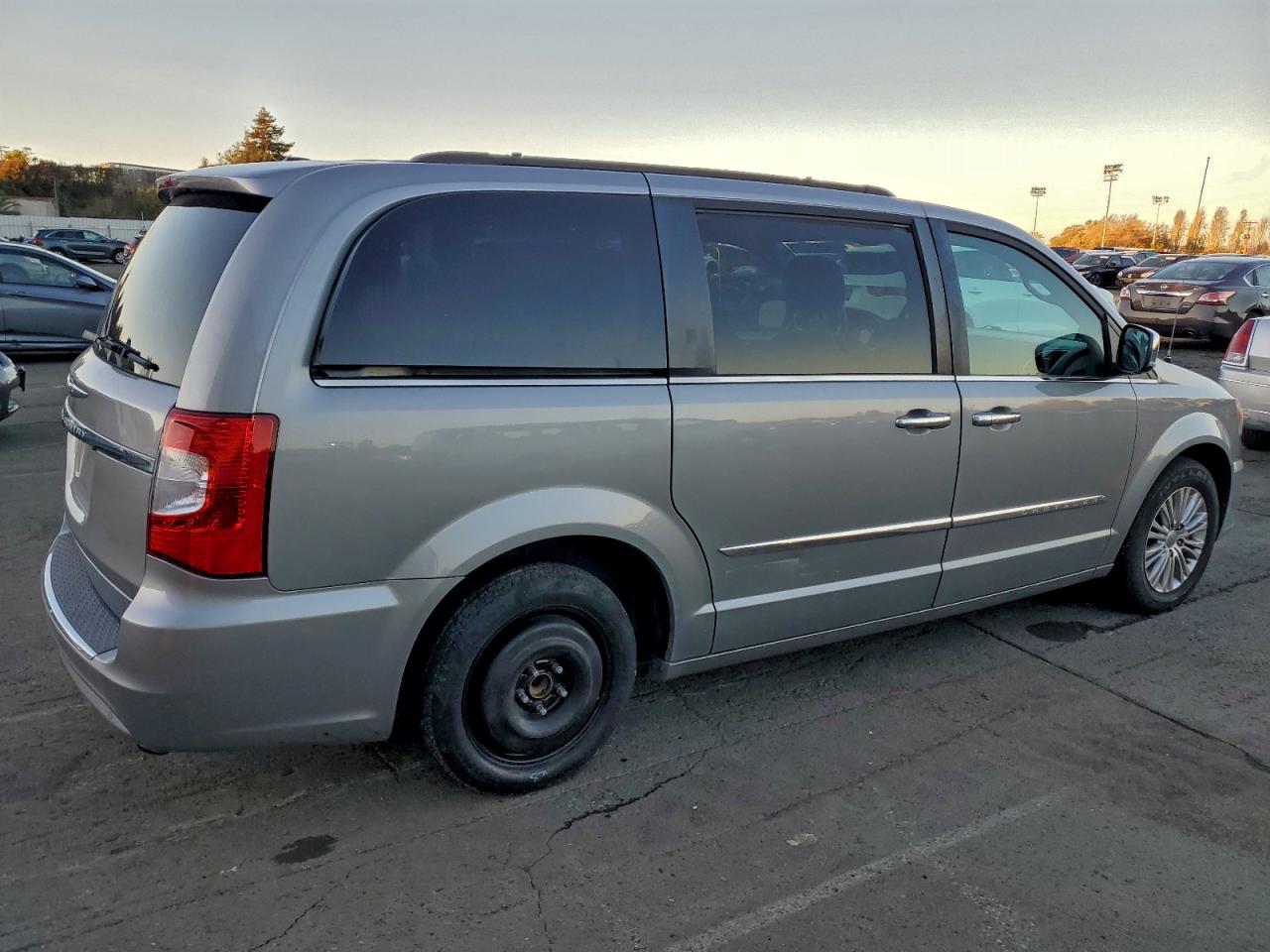 2015 Chrysler Town & Cou Серебряный vin: 2C4R1CG3FR629862
