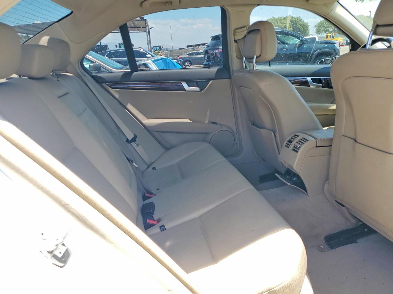 2013 Mercedes-benz C 250 White vin: WDDGF4HB4DA851587