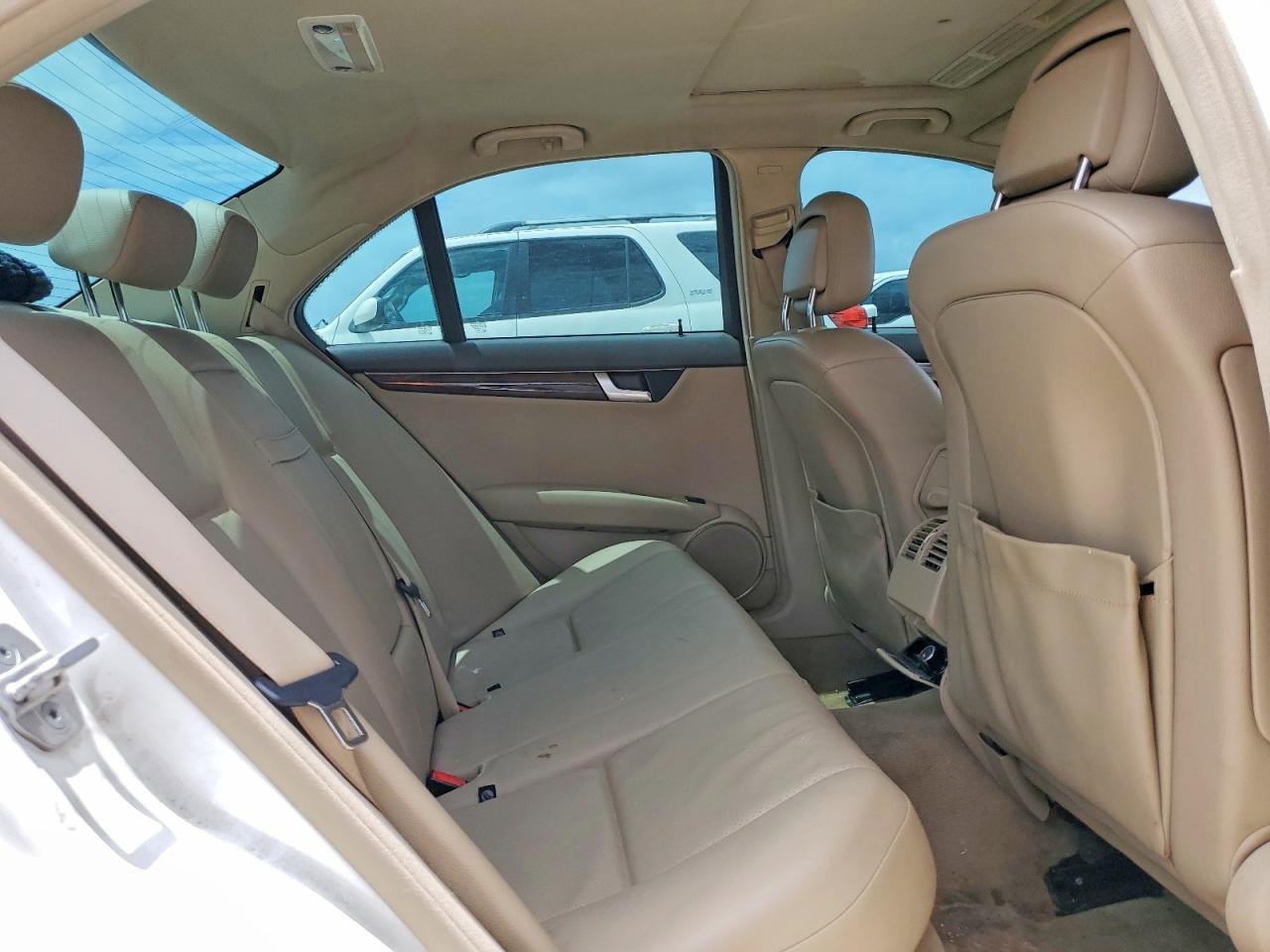 2013 Mercedes-benz C 250 Белый vin: WDDGF4HB6DR287619