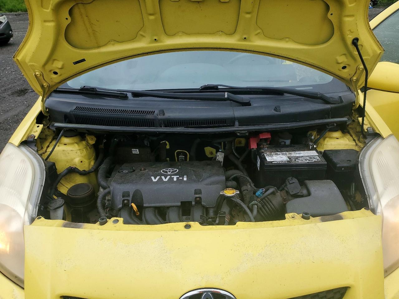2009 Toyota Yaris Base Yellow vin: JTDJT903X95250243