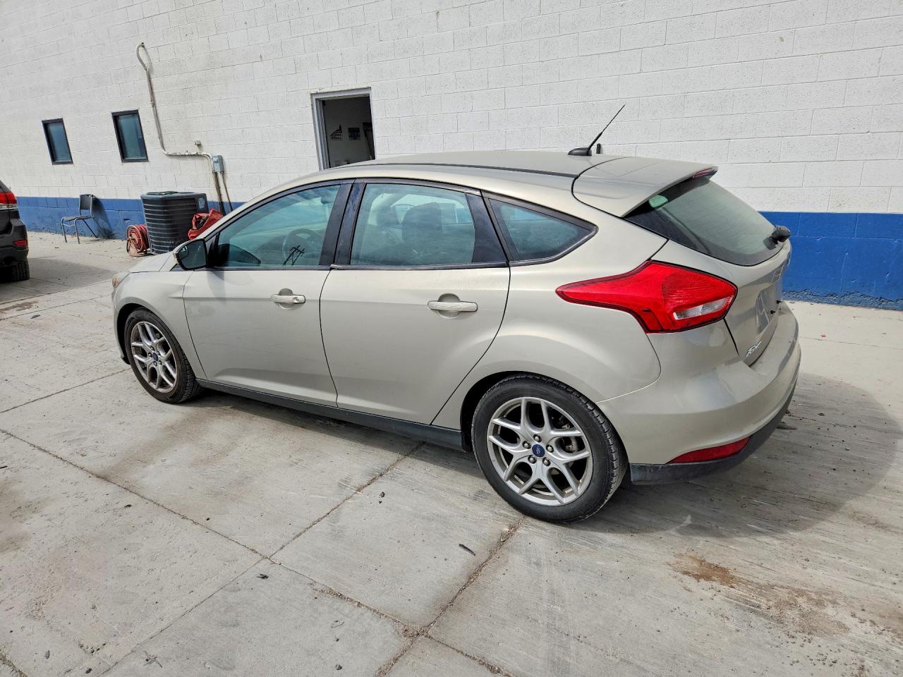 2015 Ford Focus Se Beige vin: 1FADP3K21FL283129