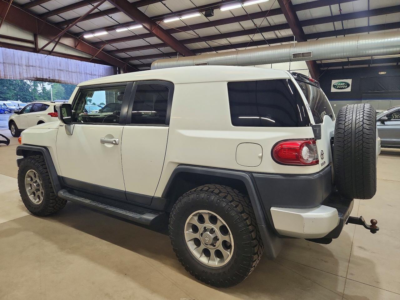 2013 Toyota Fj Cruiser Base Белый vin: JTEBU4BF0DK165056