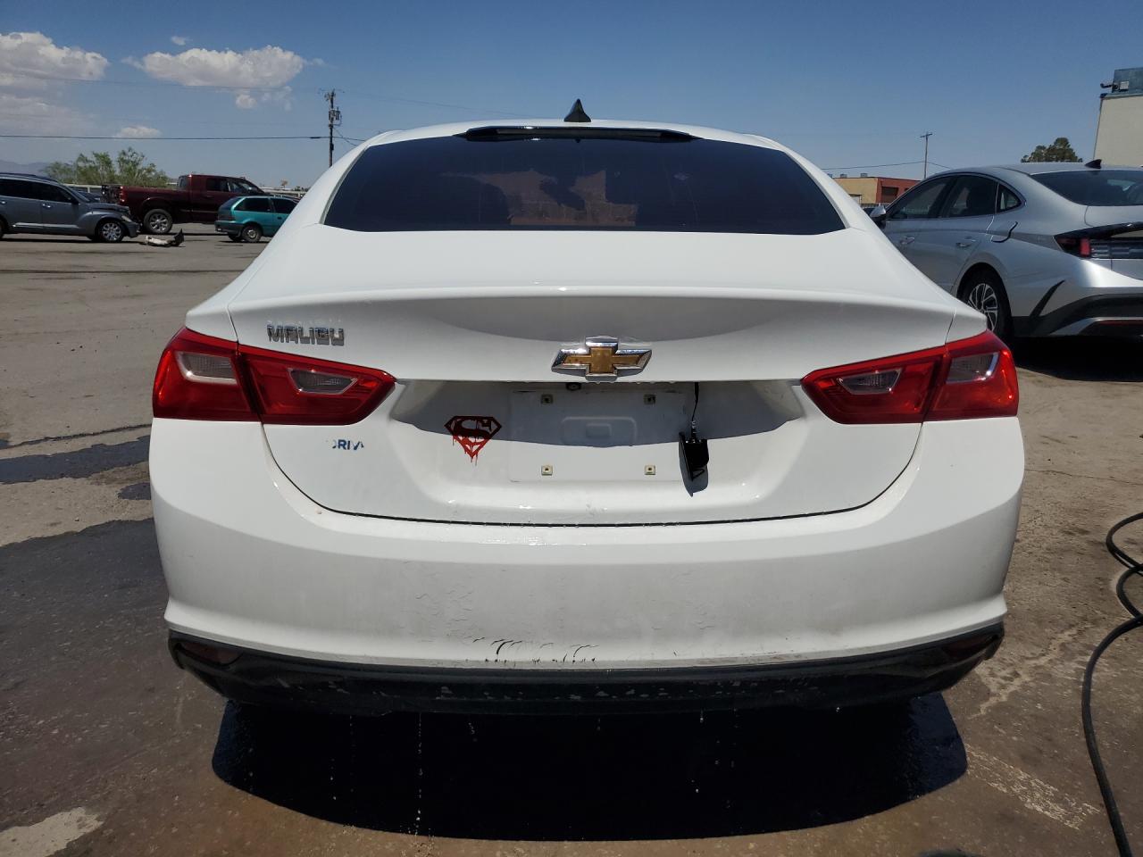 2018 Chevrolet Malibu Ls Белый vin: 1G1ZB5ST6JF104621 Damage: Rear Bumper, Heavy Scratch, 4 To 5 Inches