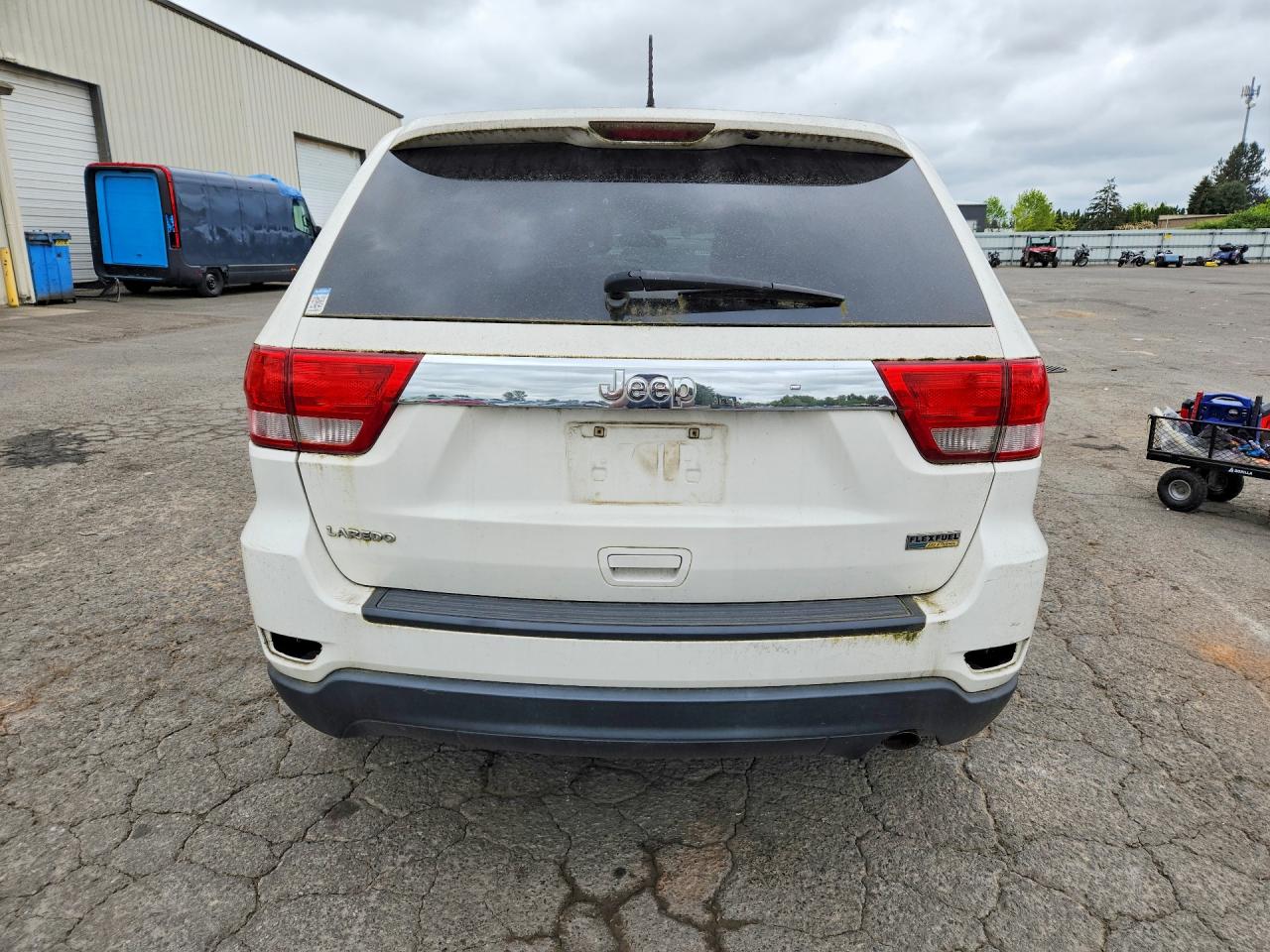 2011 Jeep Grand Cherokee Laredo Белый vin: 1J4RS4GGXBC541032