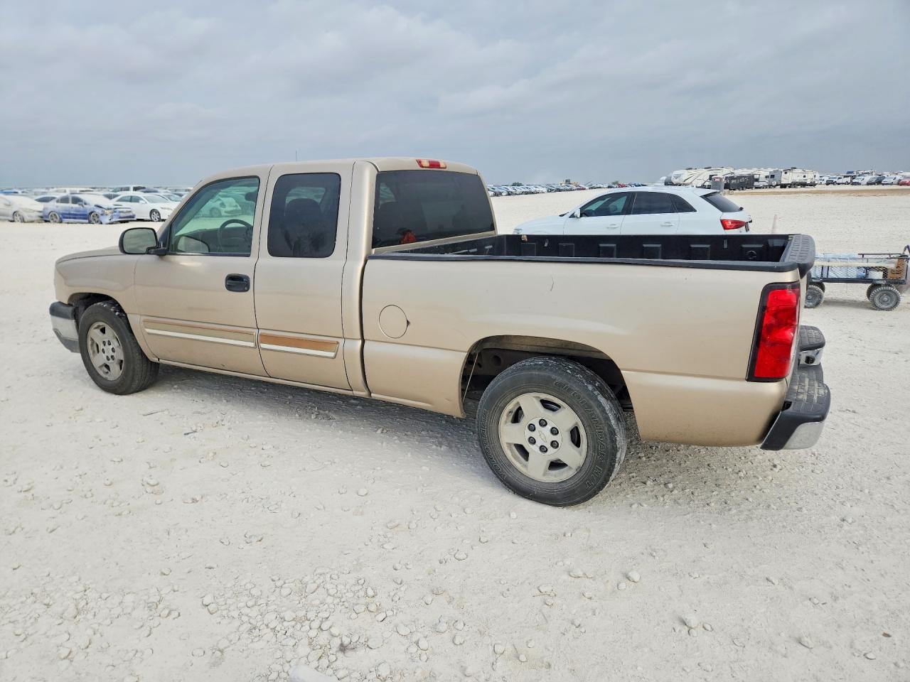 2005 Chevrolet Silverado C1500 Золотой vin: 2GCEC19V951310872