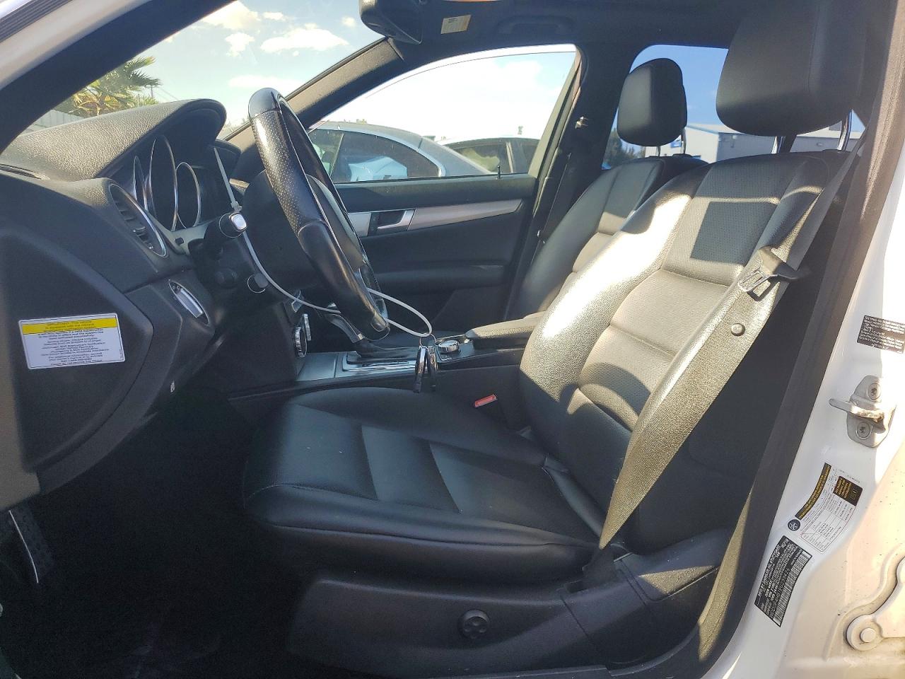 2014 Mercedes-benz C 250 White vin: WDDGF4HB1EG239426