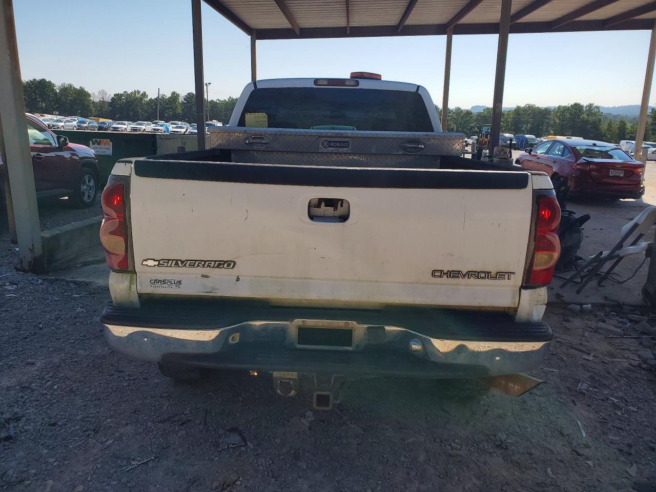 2004 Chevrolet Silverado C2500 Heavy Duty White vin: 1GCHC29U54E152134