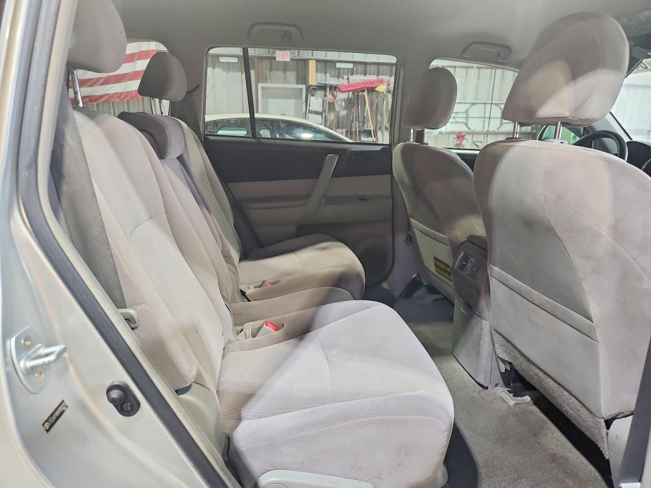 2009 Toyota Highlander Base Серебряный vin: JTEDA41A892002220