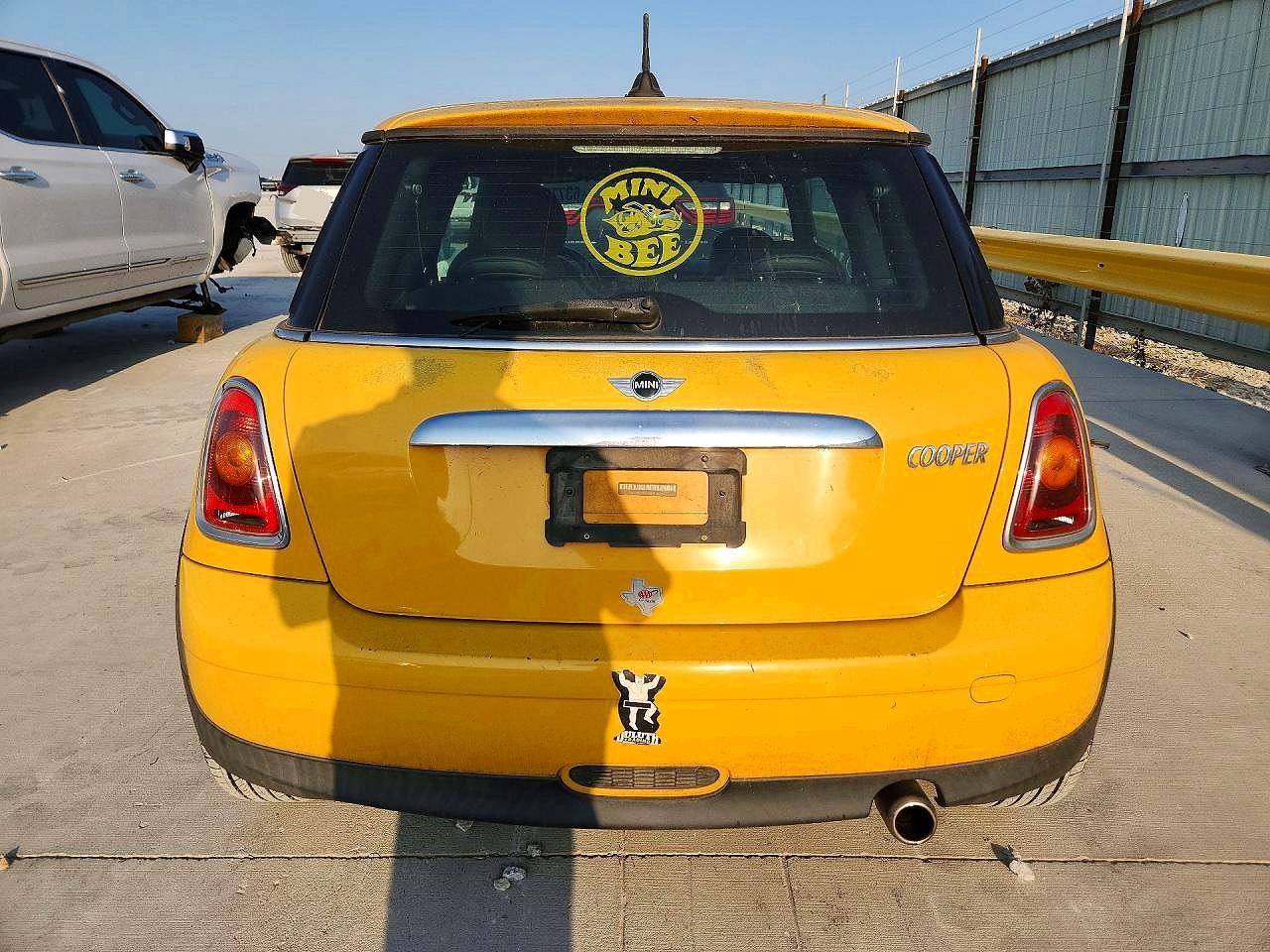 2009 Mini Cooper Yellow vin: WMWMF33509TU70997