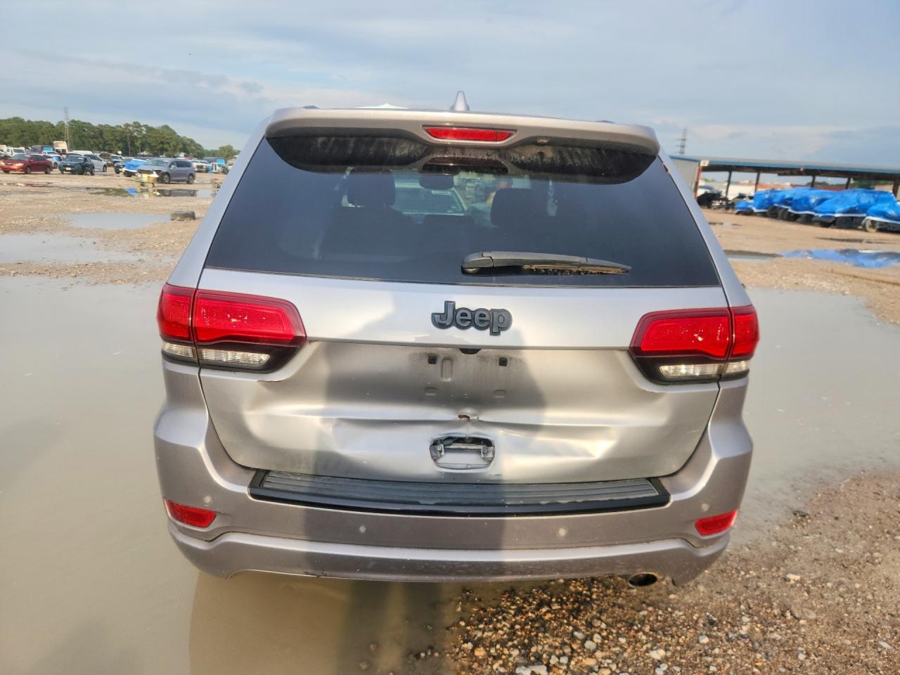 2018 Jeep Grand Cherokee Laredo Серебряный vin: 1C4RJEAGXJC241884