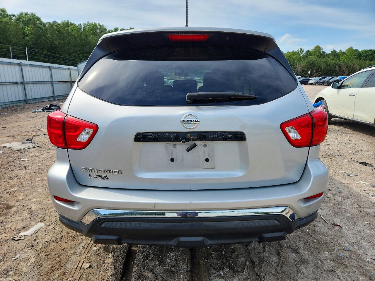 2017 Nissan Pathfinder S Silver vin: 5N1DR2MN8HC689820