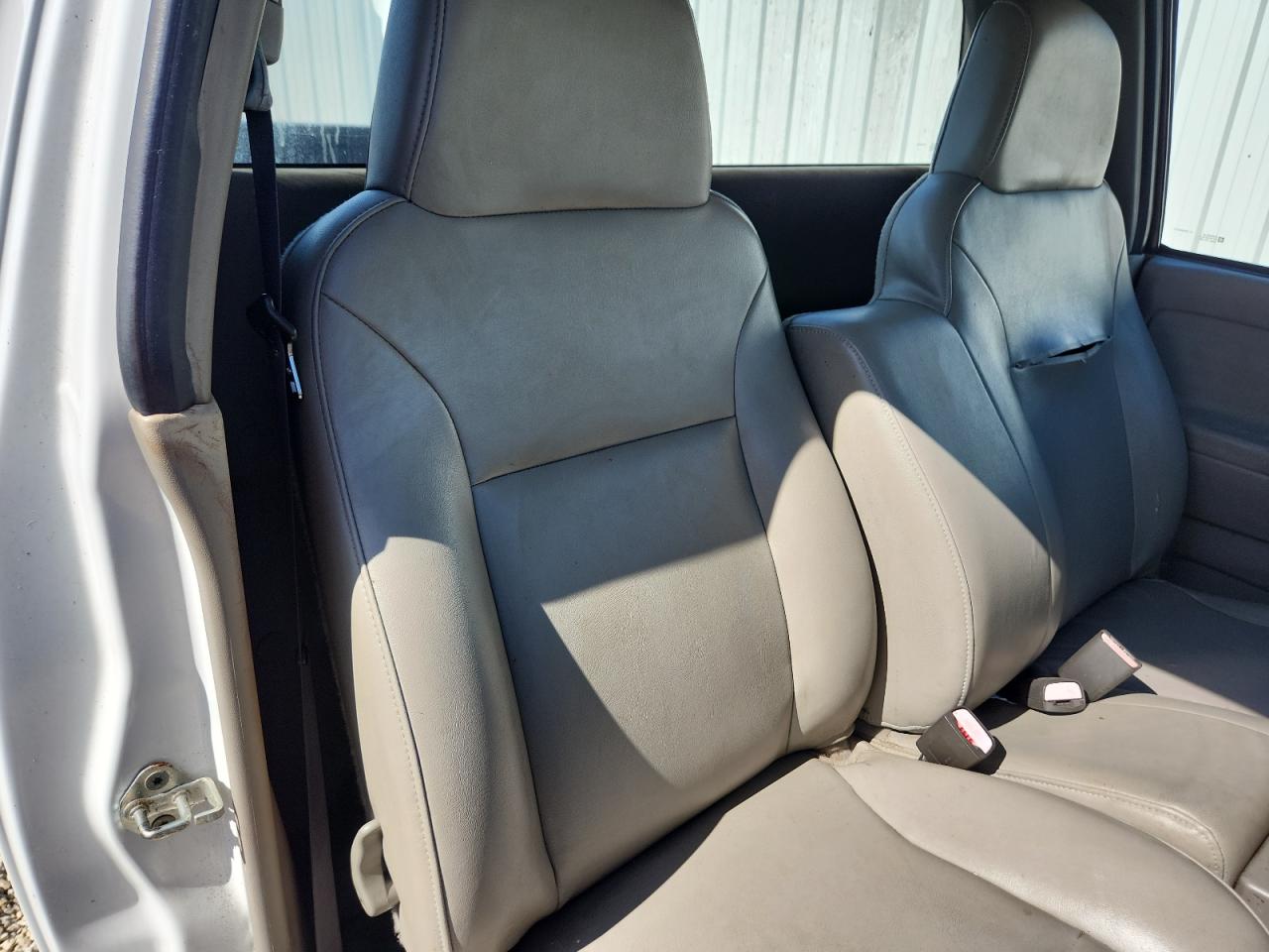2008 Gmc Canyon White vin: 1GTCS149488187259 Damage: Right Front Seat Cushion, Burn Hole, 1 To 2 Inches