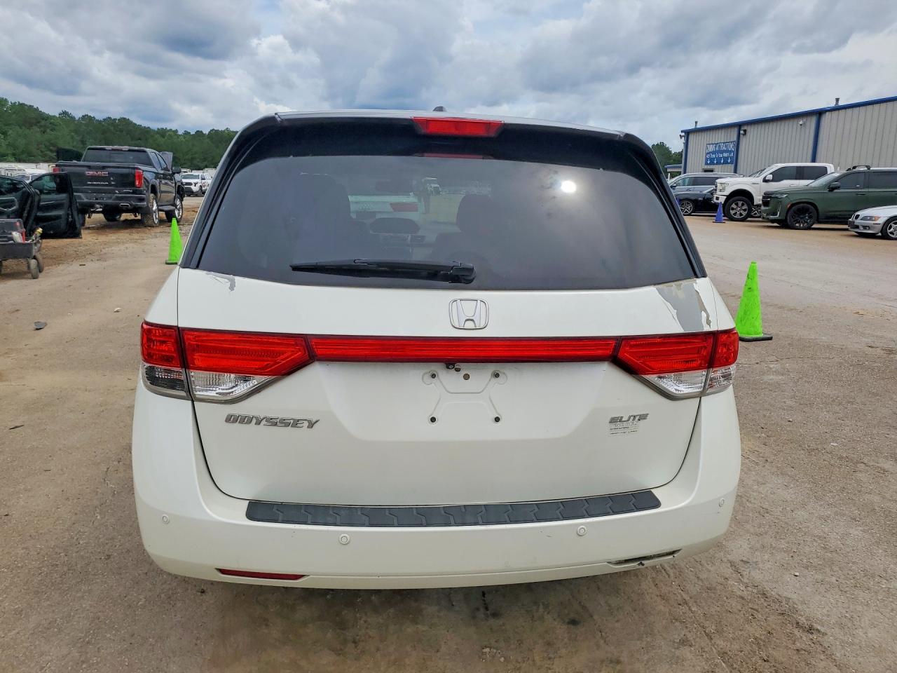 2014 Honda Odyssey Touring White vin: 5FNRL5H95EB078829