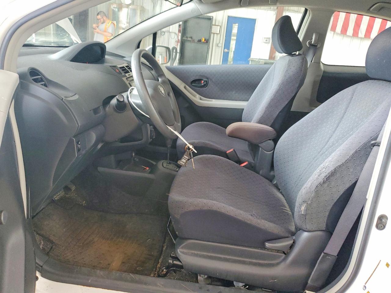 2009 Toyota Yaris Base Белый vin: JTDJT903X95261856