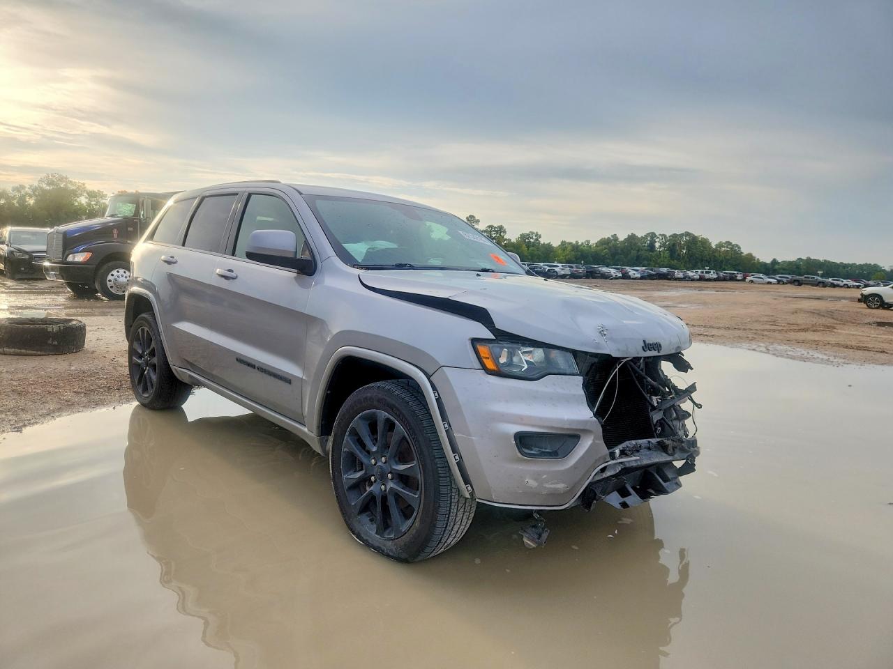 2018 Jeep Grand Cherokee Laredo Серебряный vin: 1C4RJEAGXJC241884