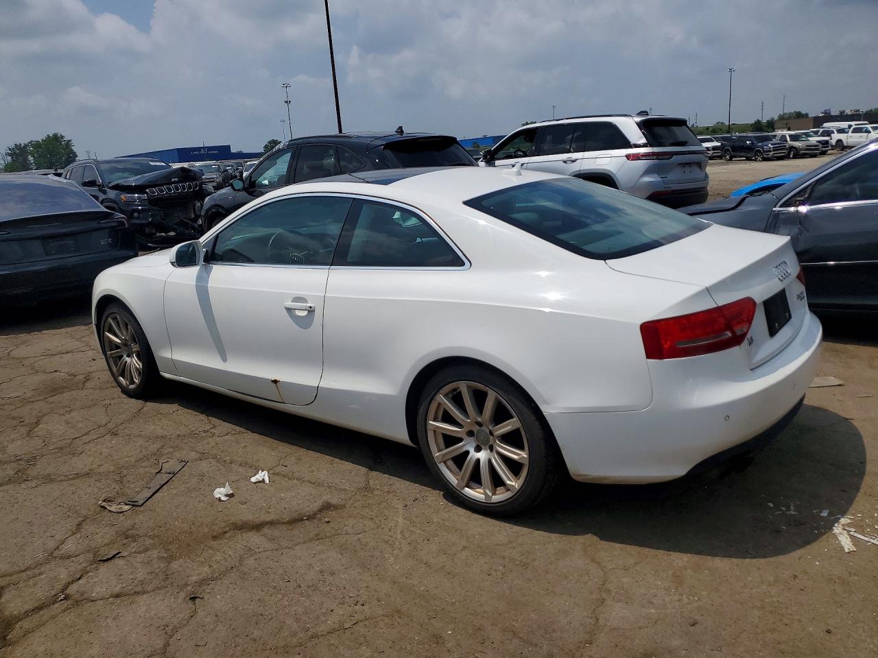 2011 Audi A5 Premium Plus Белый vin: WAULFAFR9BA080948