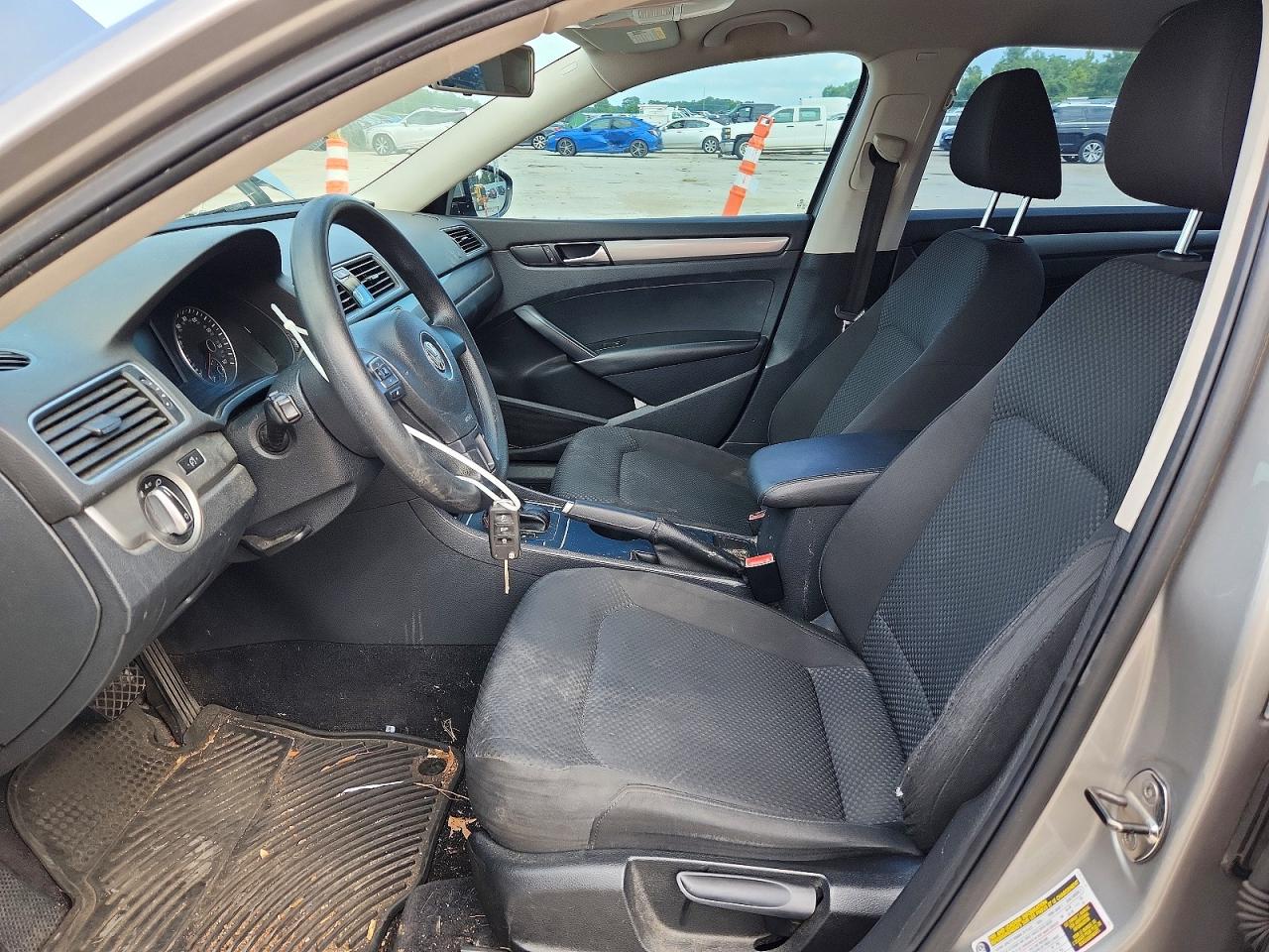 2012 Volkswagen Passat S Серебряный vin: 1VWAP7A39CC065009