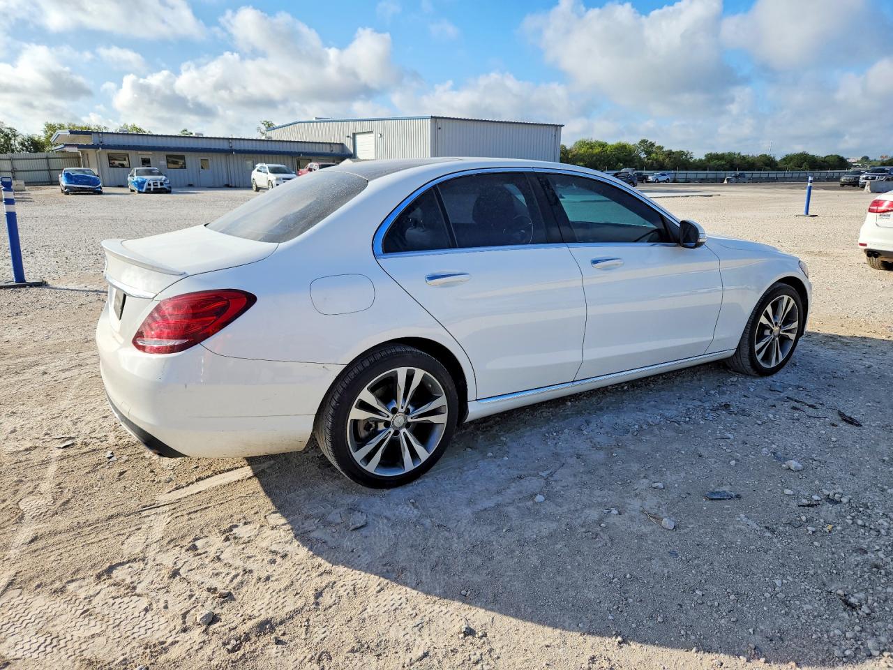 2015 Mercedes-benz C 300 White vin: 55SWF4JB3FU060928