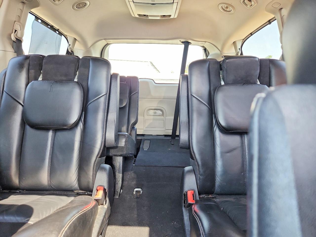 2011 Chrysler Town & Country Limited Silver vin: 2A4RR6DG1BR610838