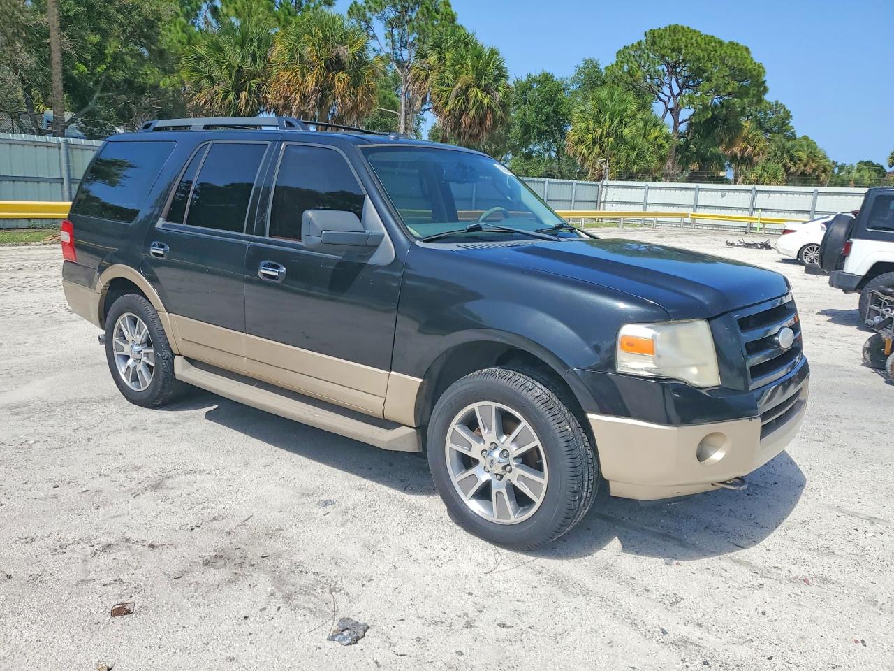 2014 Ford Expedition Xlt Черный vin: 1FMJU1H57EEF21558