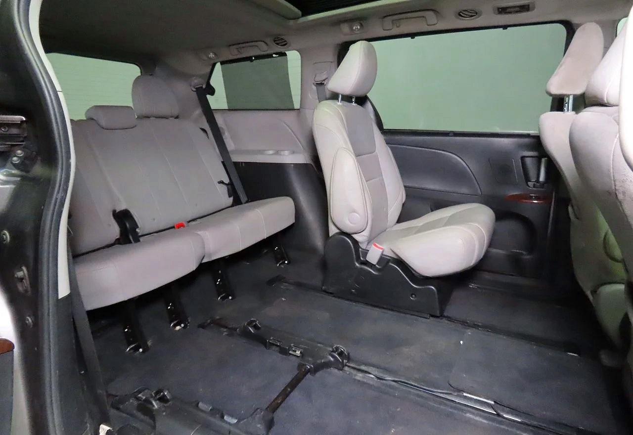 2016 Toyota Sienna Limited 7-passenger Gray vin: 5TDDK3DC4GS137600