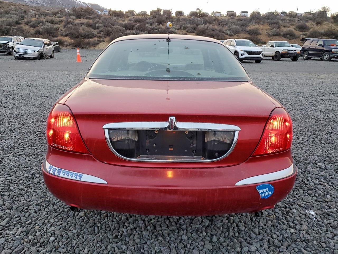 1998 Lincoln Continental Red vin: 1LNFM97V8WY605717