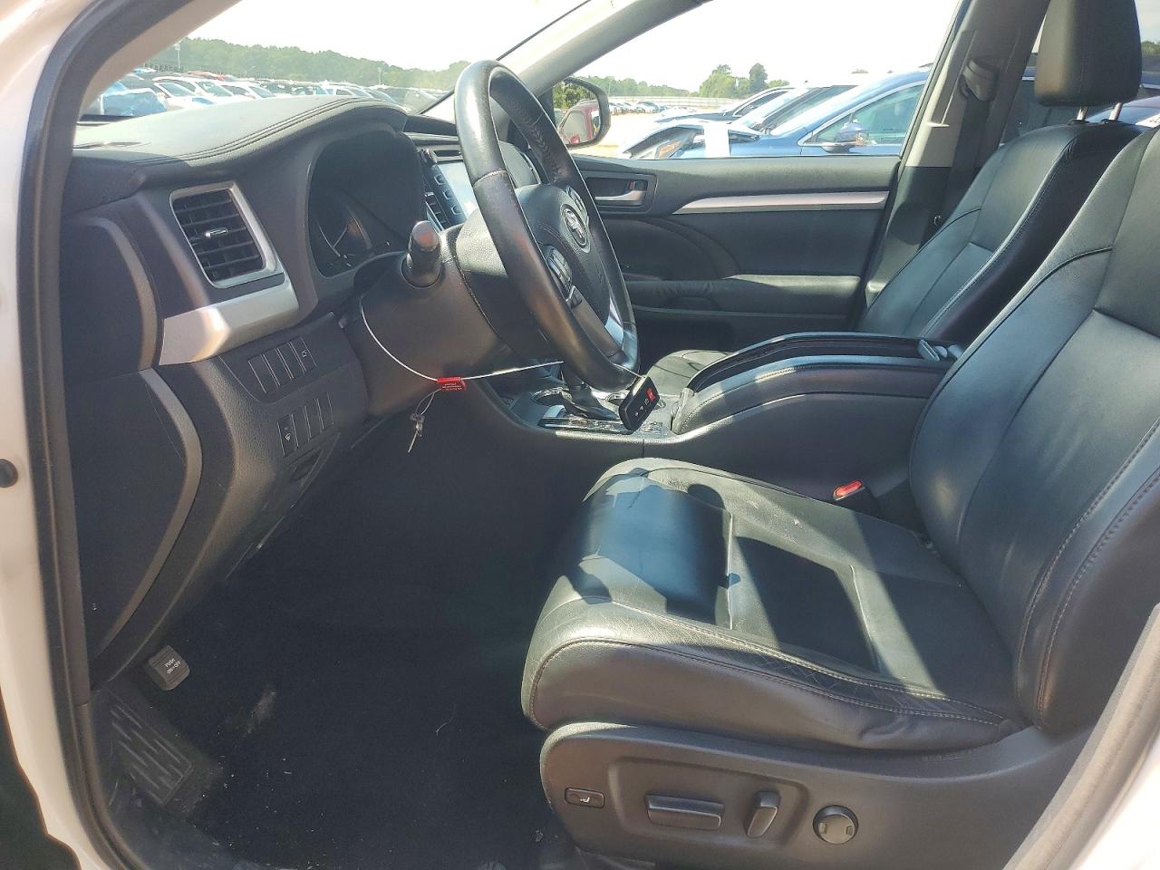 2015 Toyota Highlander Xle White vin: 5TDJKRFH4FS181870