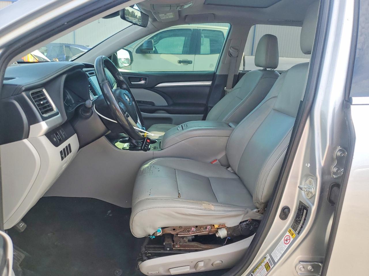 2019 Toyota Highlander Xle Silver vin: 5TDKZRFH2KS554219