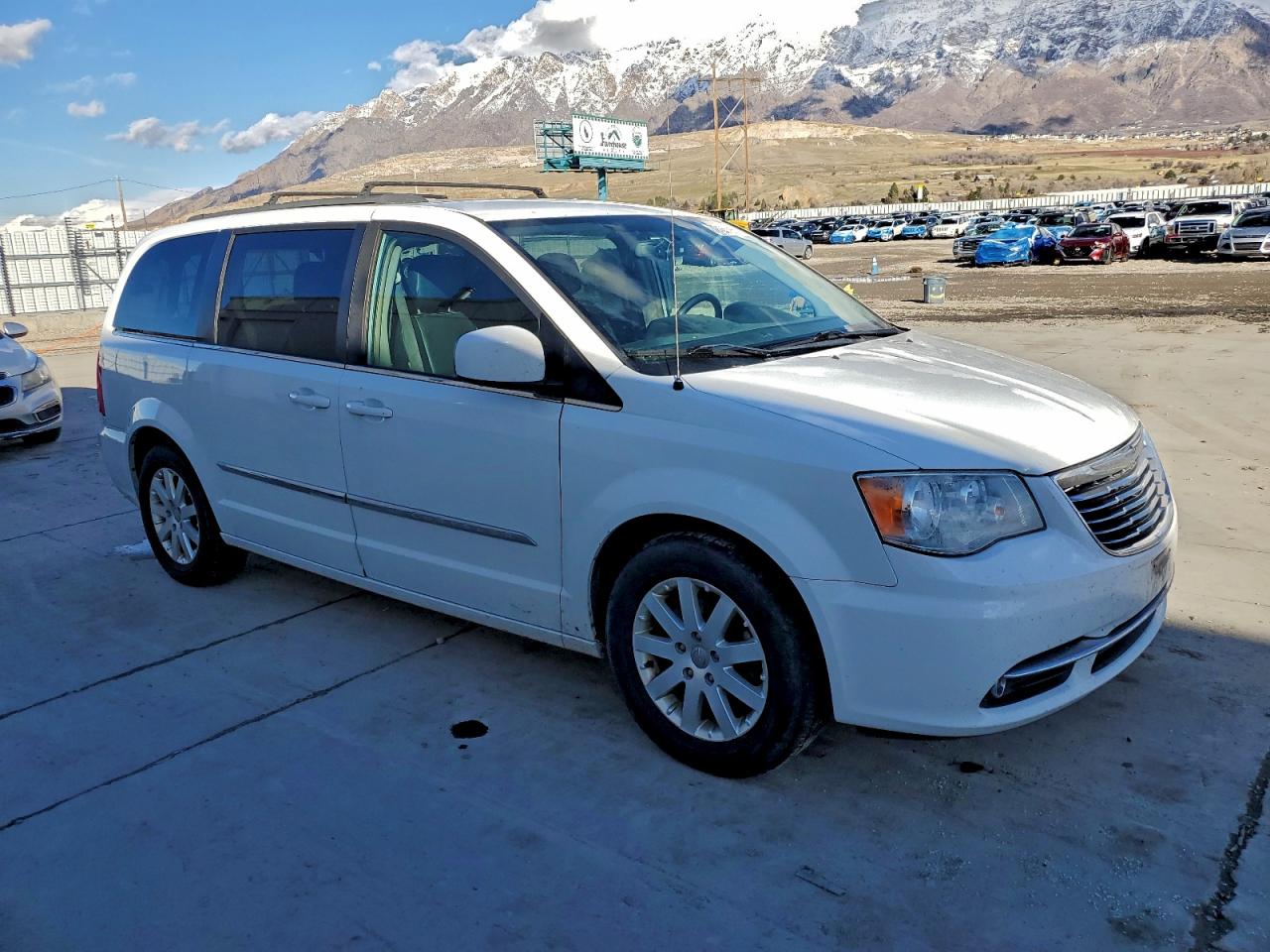 2015 Chrysler Town & Country Touring White vin: 2C4RC1BG6FR716186