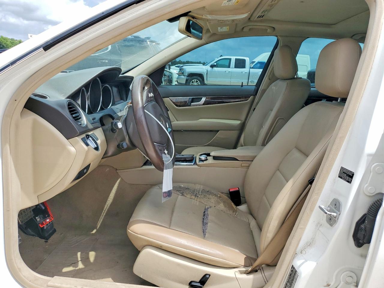2013 Mercedes-benz C 250 Белый vin: WDDGF4HB6DR287619