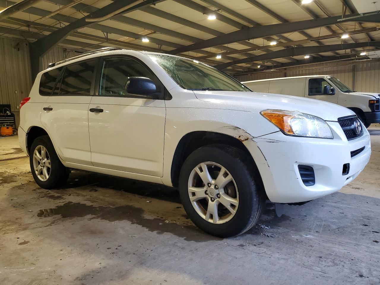 2011 Toyota Rav4 Base White vin: JTMBK4DVXB5099173