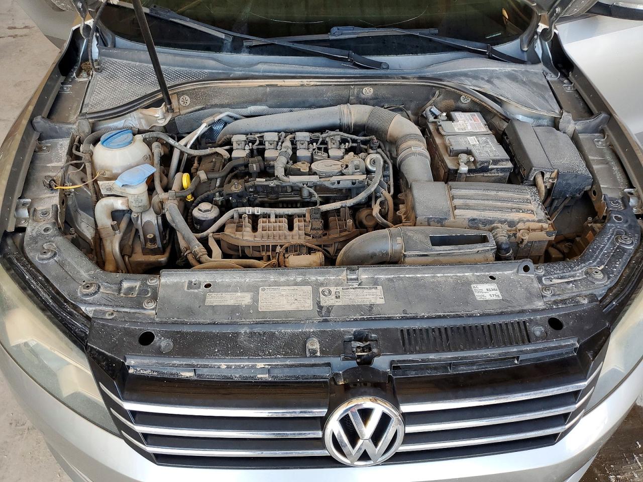 2014 Volkswagen Passat S Silver vin: 1VWAT7A38EC063928