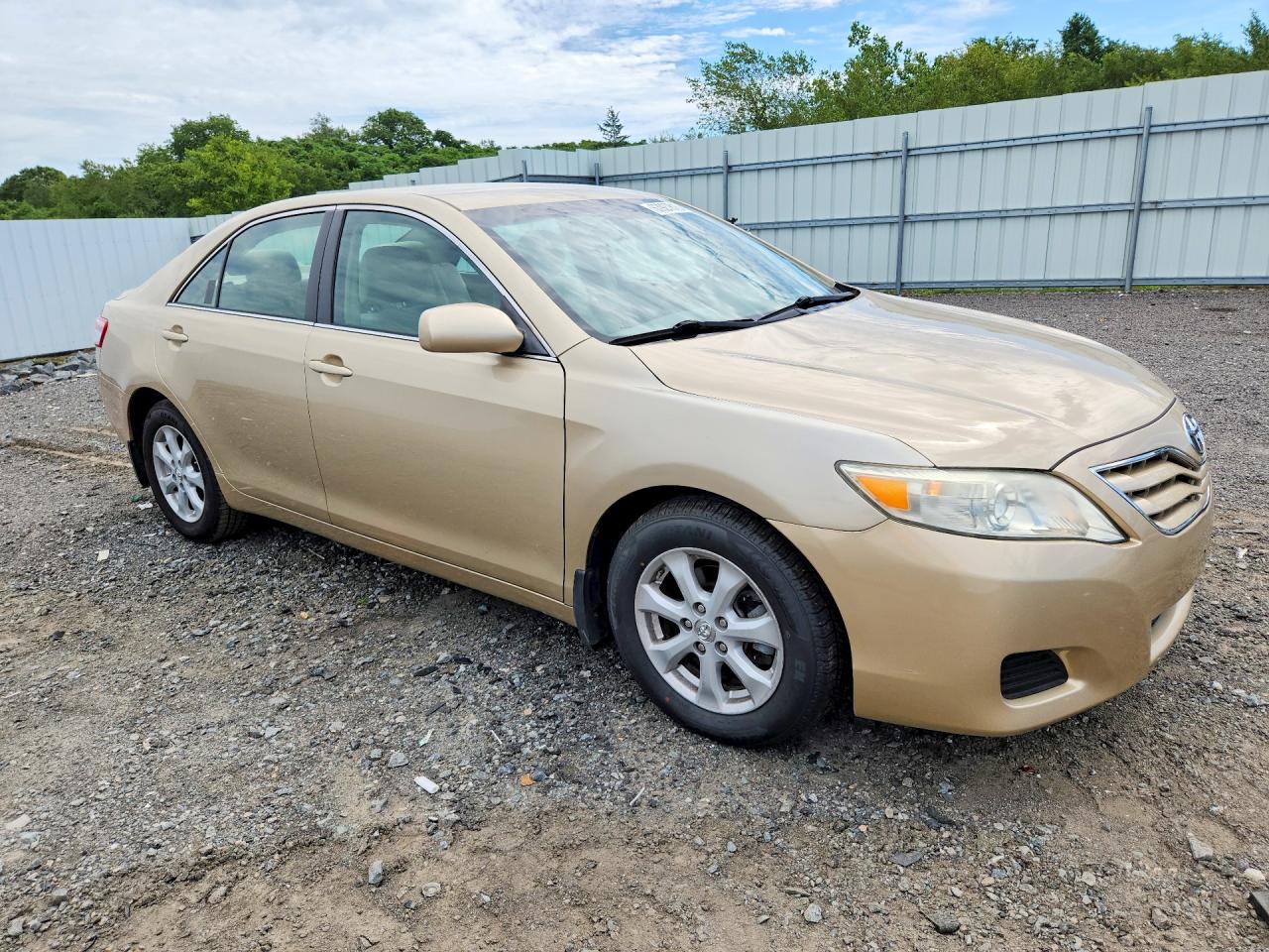 2011 Toyota Camry Le Gold vin: 4T1BF3EK1BU679898