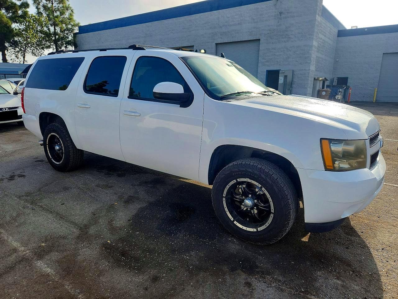 2007 Chevrolet Suburban C1500 White vin: 3GNFC16067G196649