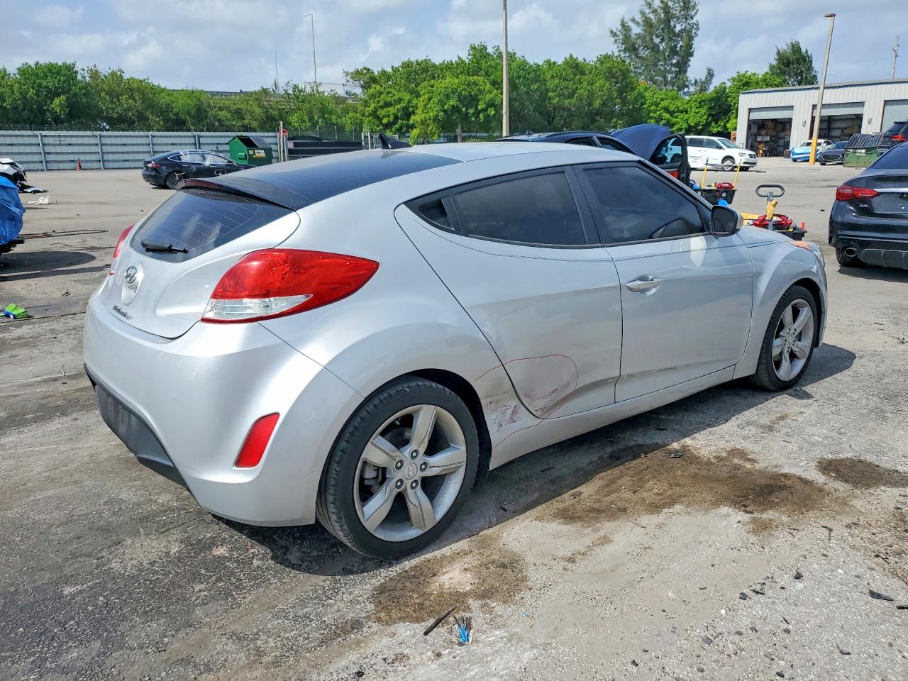 2015 Hyundai Veloster Base Silver vin: KMHTC6AD1FU228546