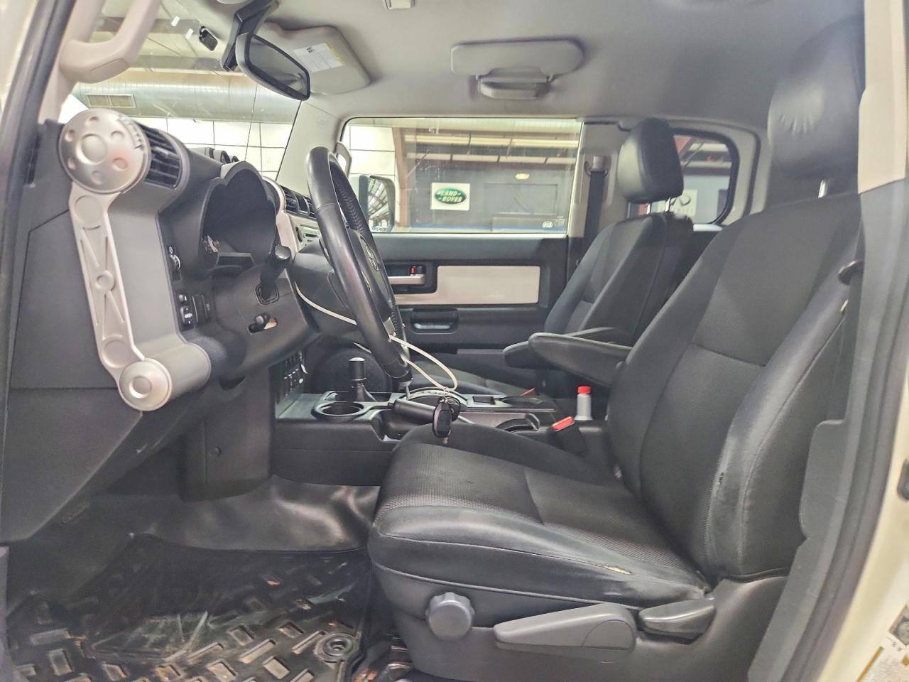 2013 Toyota Fj Cruiser Base Белый vin: JTEBU4BF0DK165056