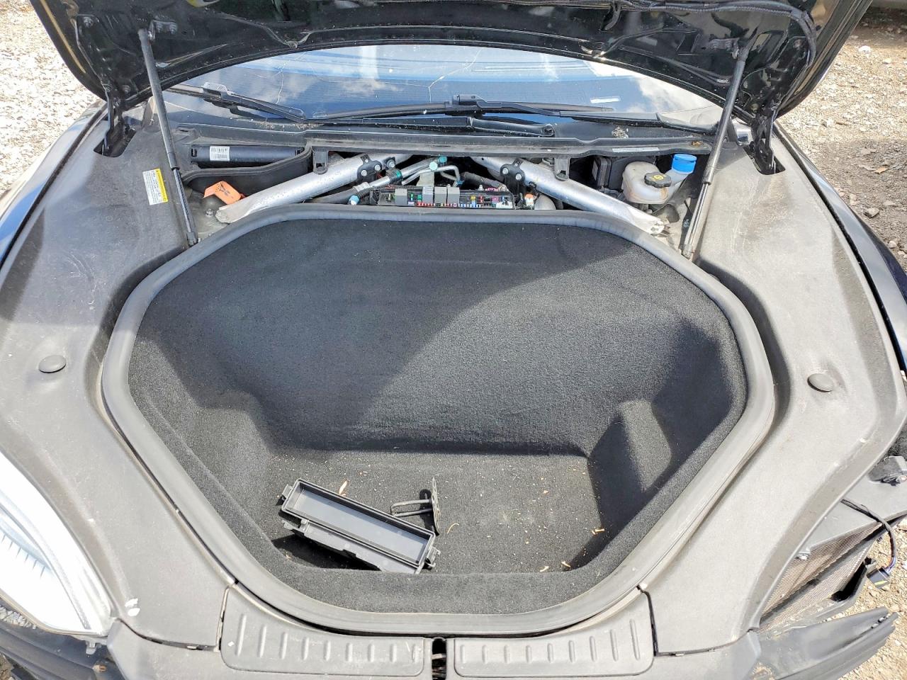 2015 Tesla Model S Черный vin: 5YJSA1E20FF106612