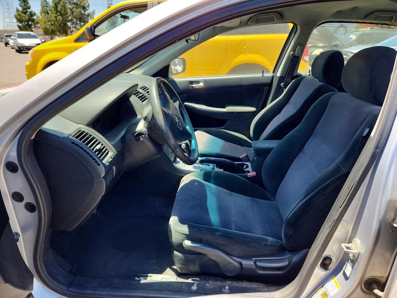2005 Honda Accord Dx Silver vin: 1HGCM56105A149784