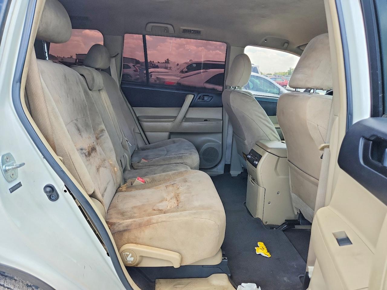 2012 Toyota Highlander Base White vin: 5TDZK3EH2CS061160
