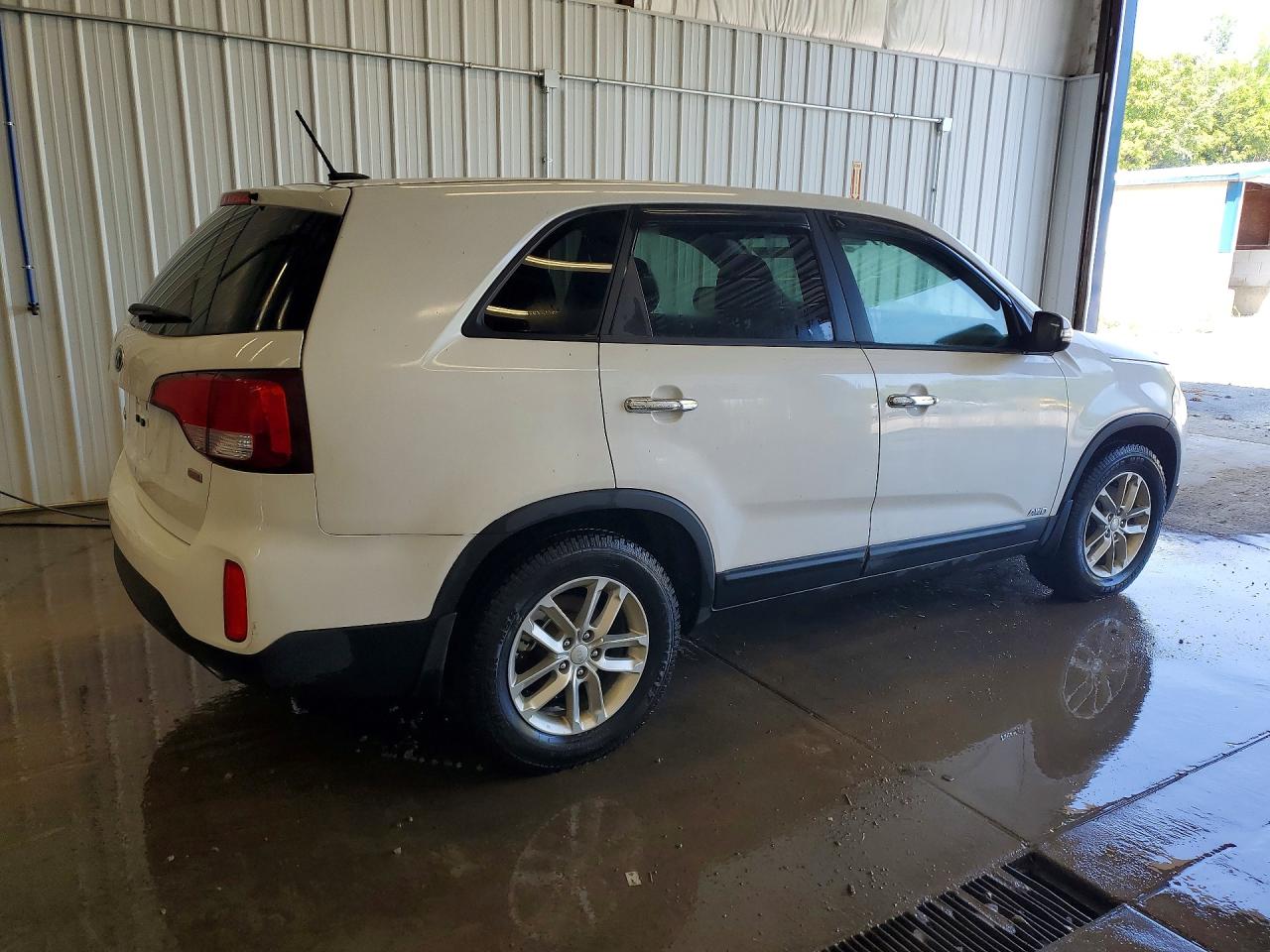 2015 Kia Sorento Lx White vin: 5XYKTCA69FG639971