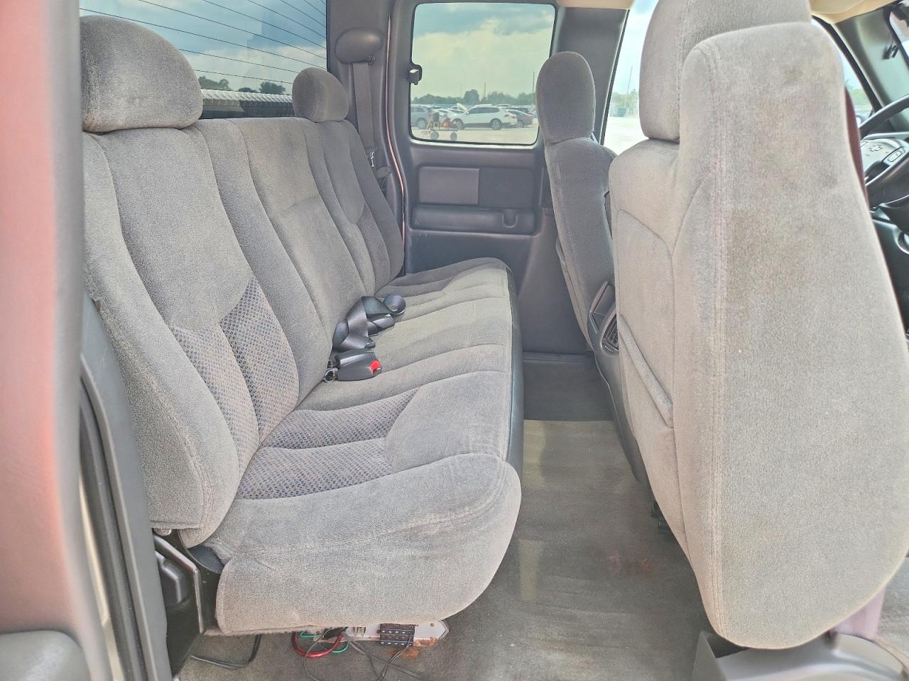 2004 Chevrolet Silverado C1500 Silver vin: 2GCEC19T241388813